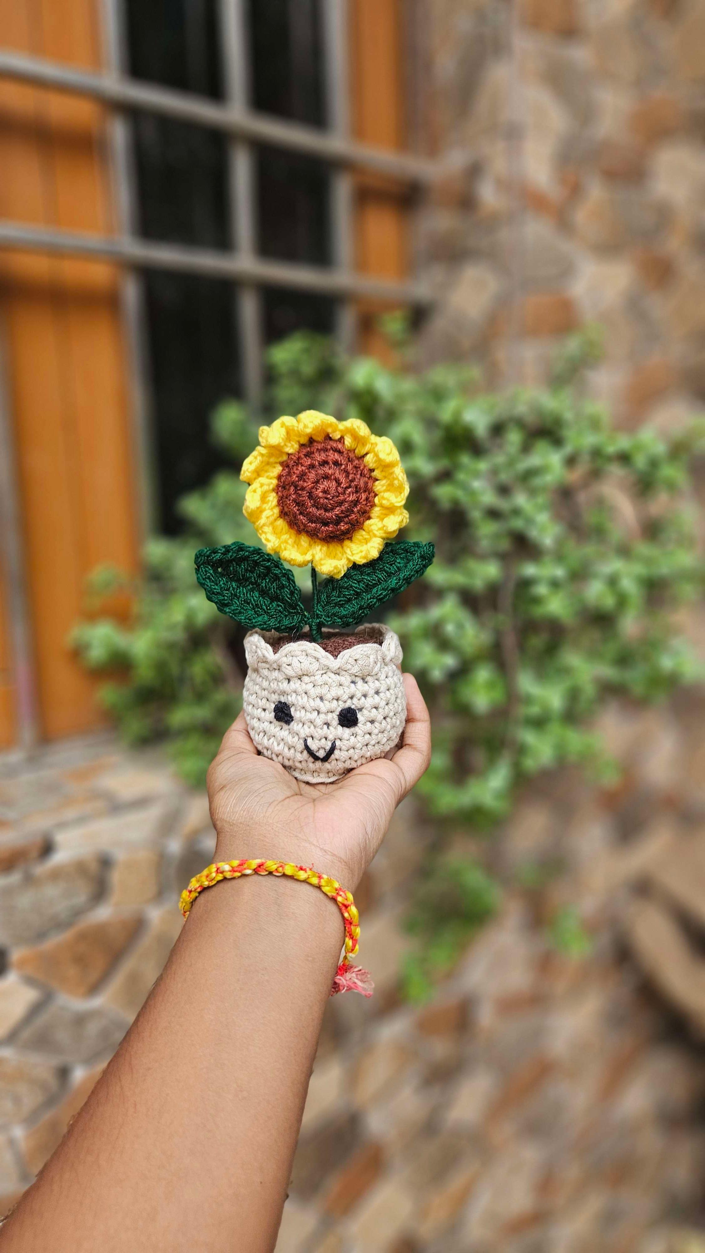Basic sunflower pot with smile - Image 1