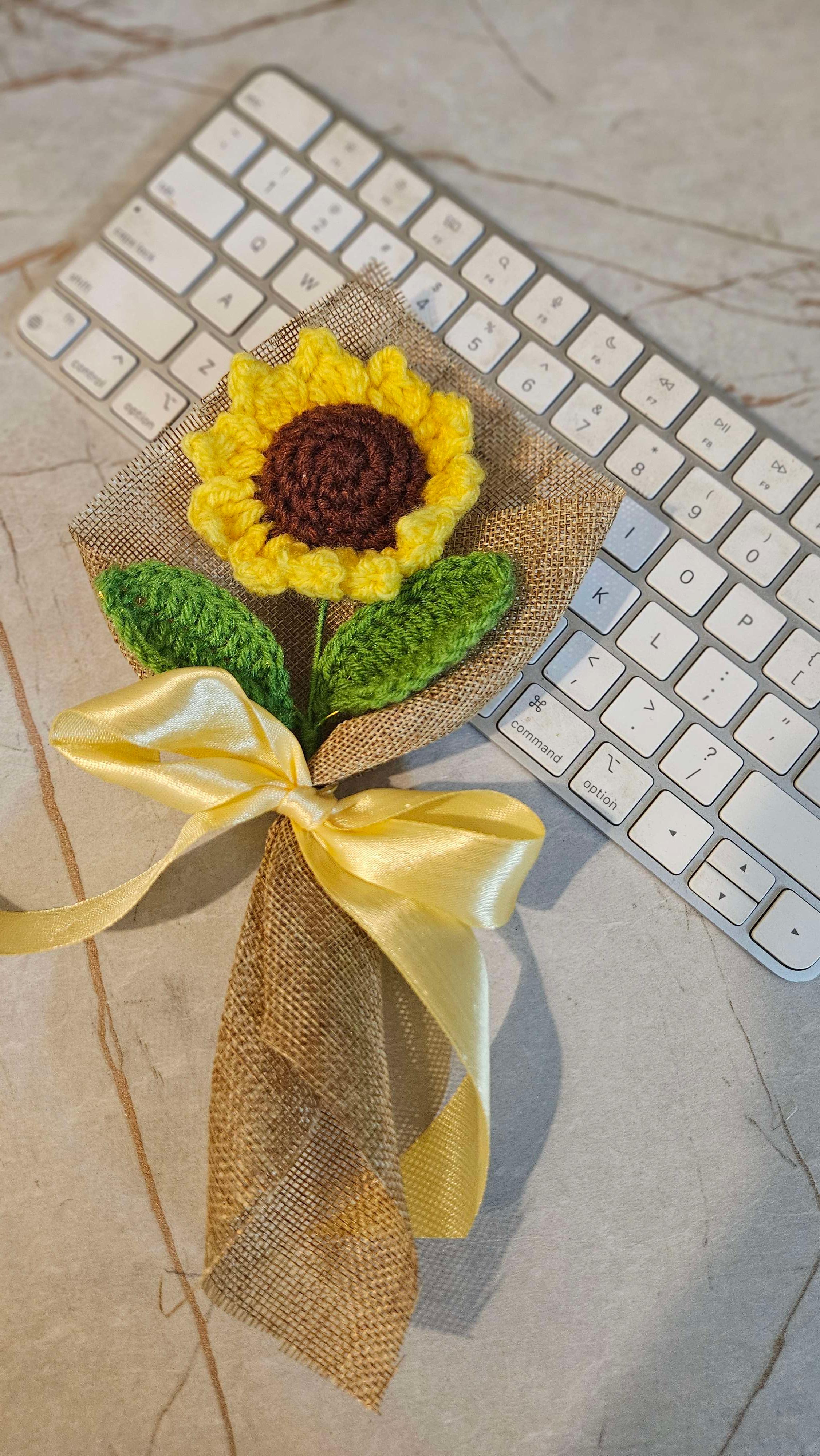 Mini sunflower with leaf - Image 1