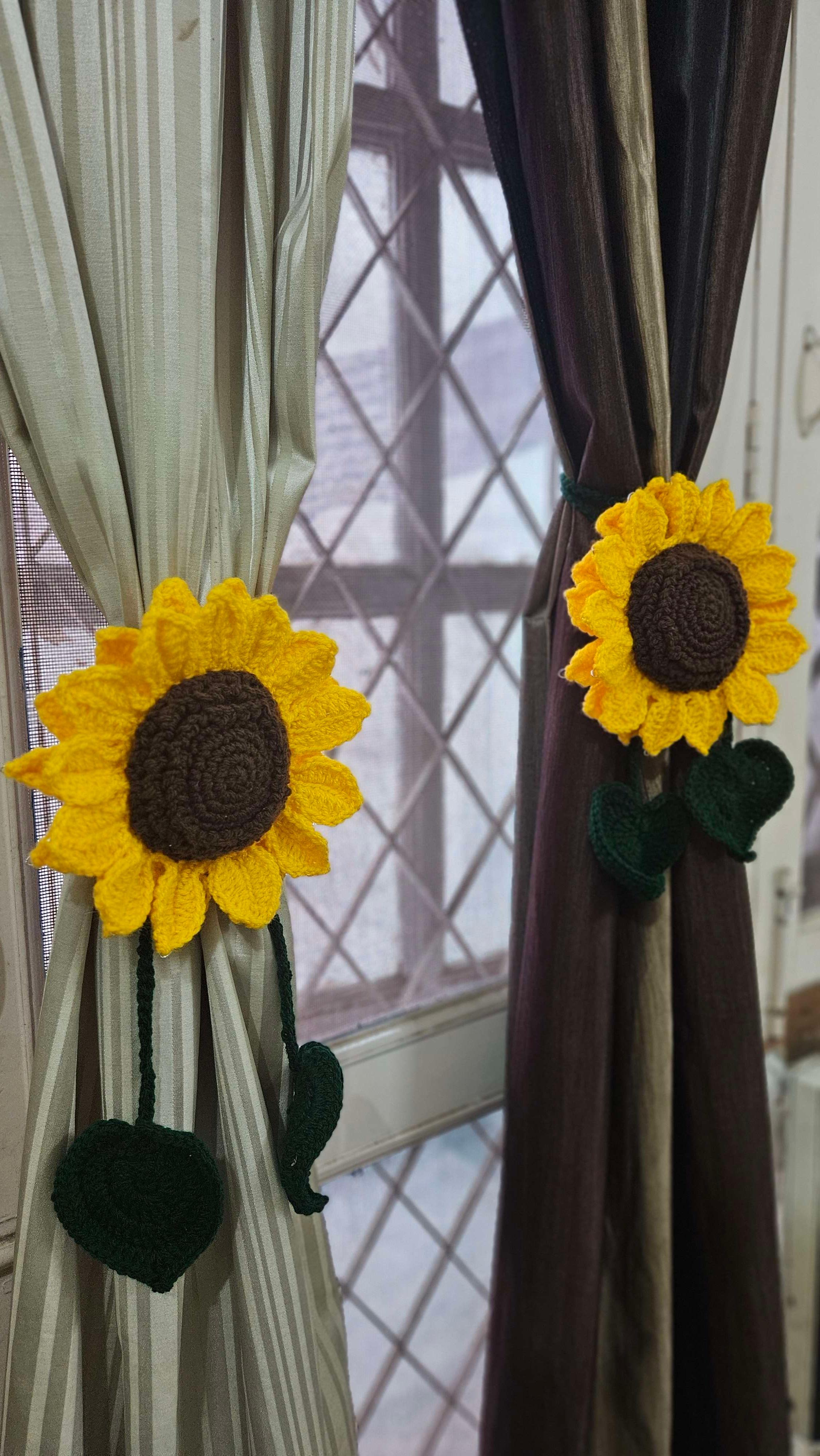 Sunflower curtain tie - Image 1