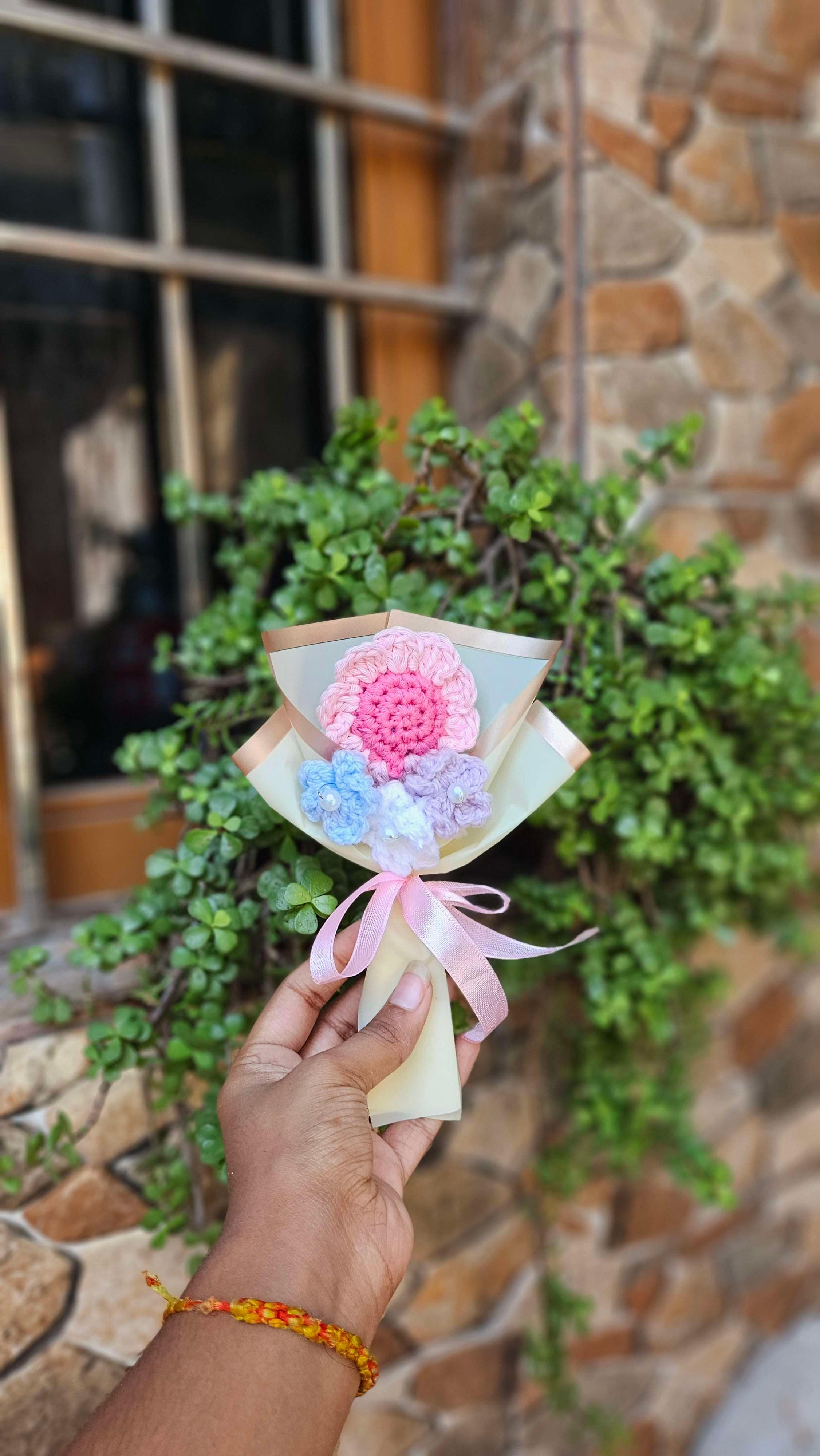 Mini pink daisy bouquet - Image 1