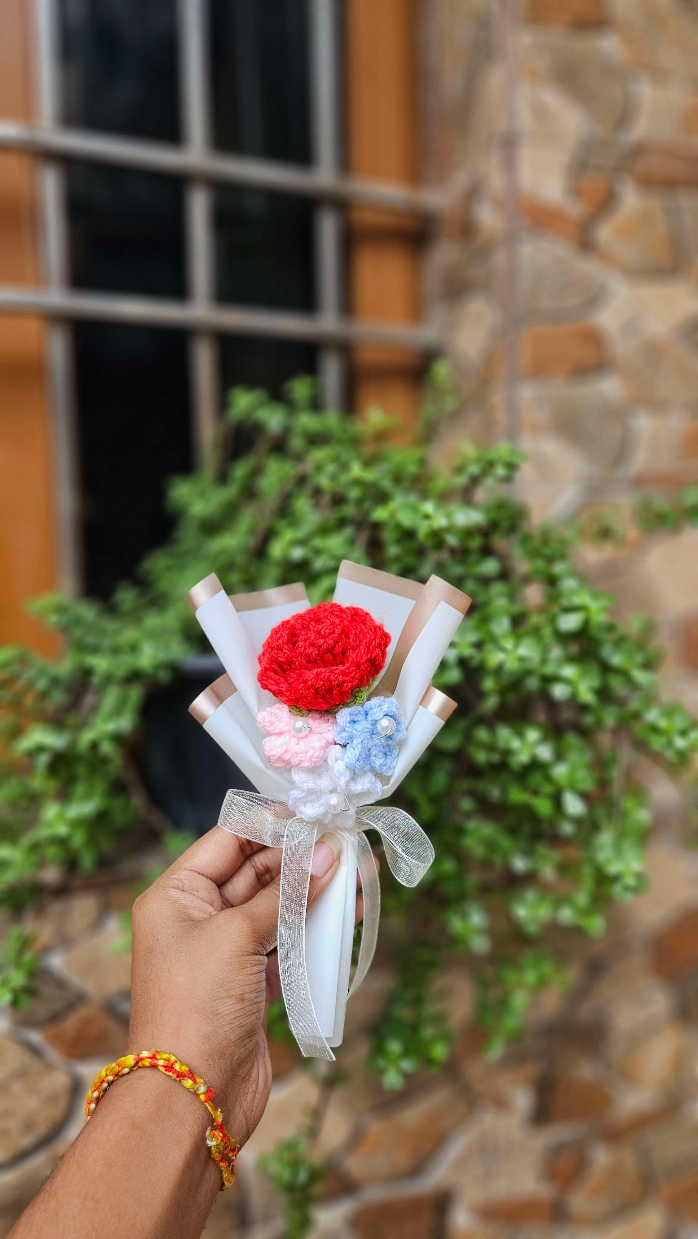 Mini red rosey bouquet - Image 1