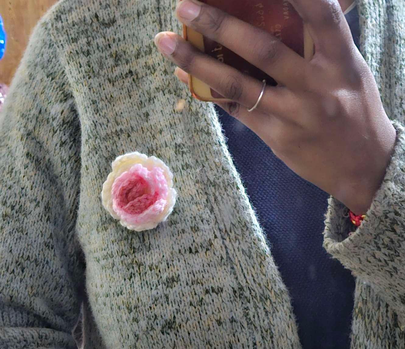 Rose brooch - Image 1