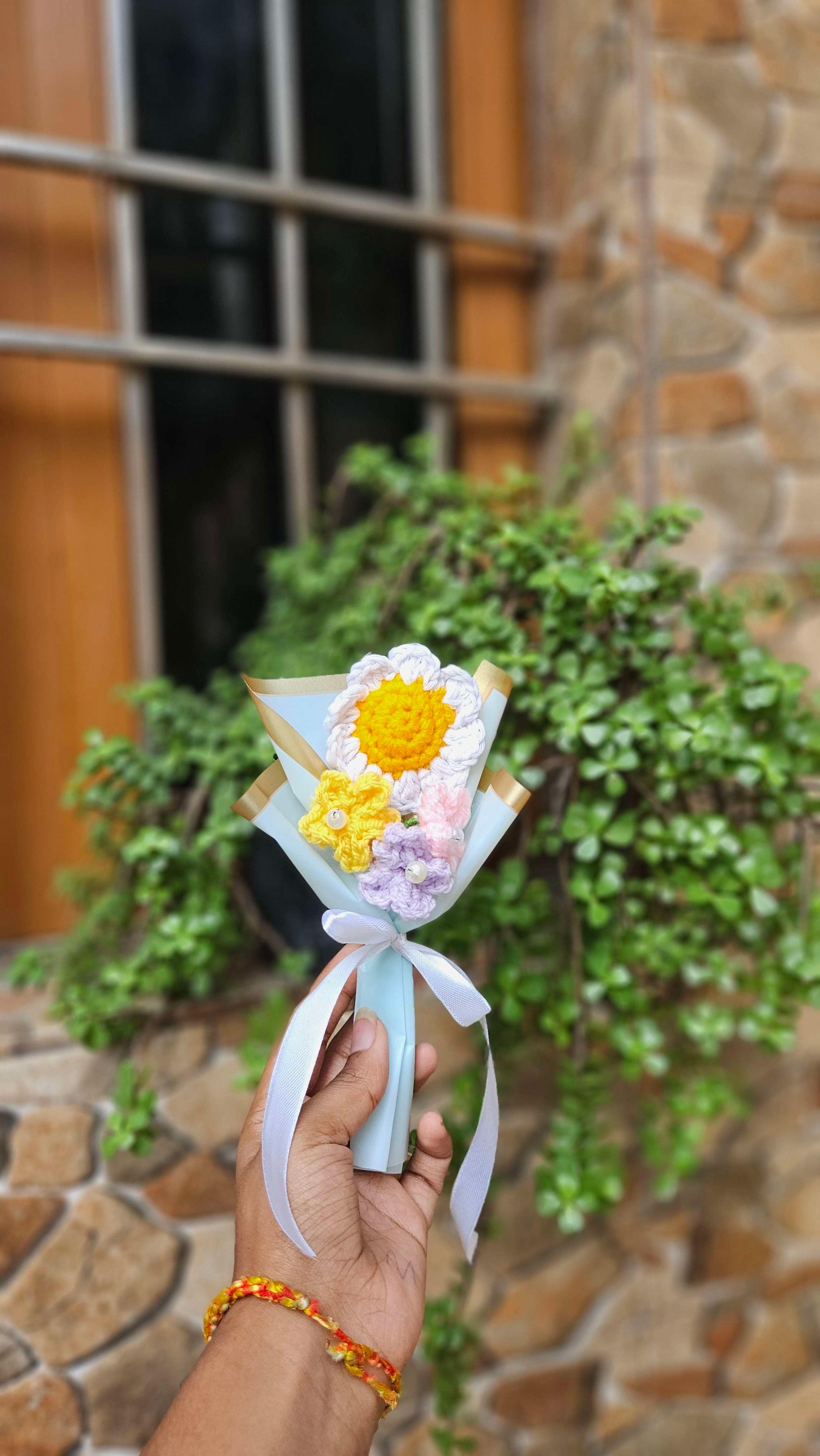 Mini white daisy bouquet - Image 1